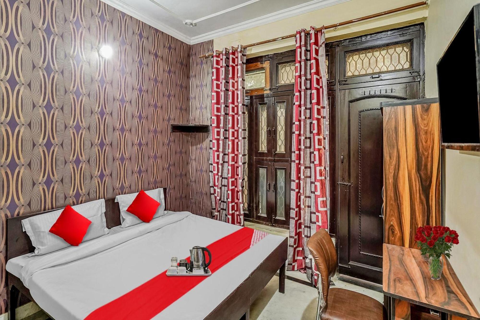 Oyo Flagship 70209 Alpha One Hotel Greater Noida Exterior photo